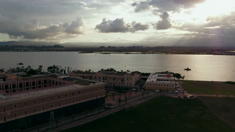 Fliegen-Entlang-Der-Altstadt-Von-San-Juan,-Puerto-Rico,-Während-Die-Sonne-Untergeht