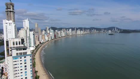 Vista-Aérea-De-Balneario-Camboriú-Hoteles-Frente-Al-Mar,-Apartamentos-Y-Playa-En-Santa-Catarina,-Brasil