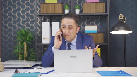 un hombre de negocios estresado hablando por teléfono.