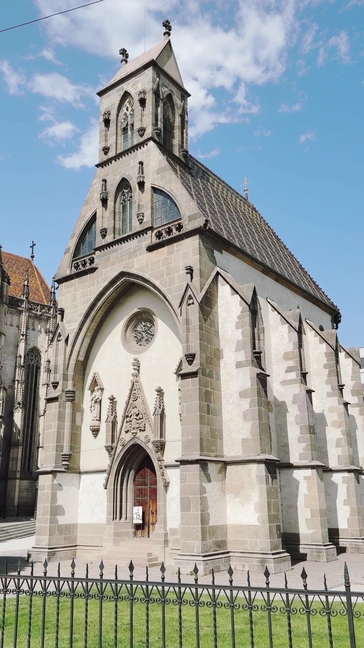 Storica Cappella di San Michele a Košice, caratterizzata da architettura gotica classica e secoli di eredità religiosa. Ideale per temi di fede, storia, cultura e turismo europeo