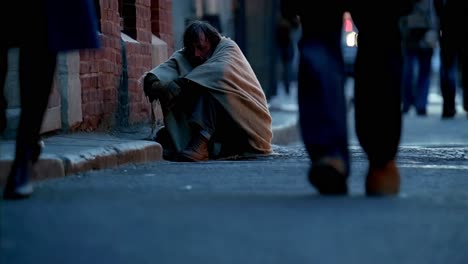 hombre sin hogar en la calle