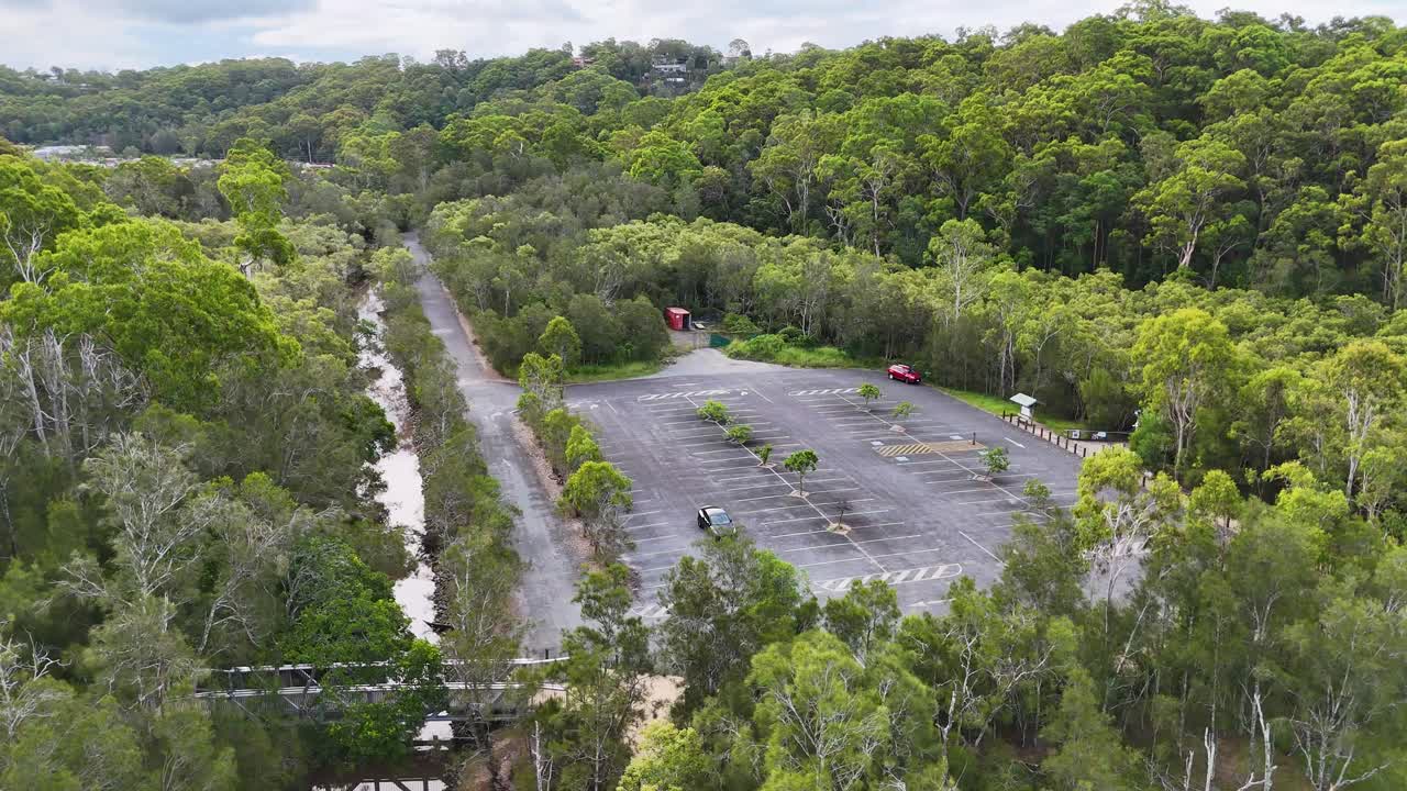 숲 속 주차장 에 있는 테슬라 자동차 의 공중 사진