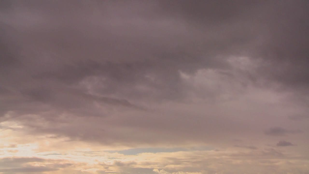 많은 층의 폭풍 구름이 시간 경과에 따라 서로 다른 방향으로 이동합니다.