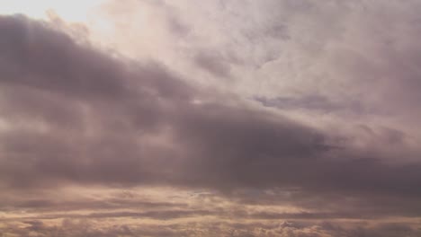 Muchas-Capas-De-Nubes-De-Tormenta-Se-Mueven-En-Diferentes-Direcciones-En-Un-Lapso-De-Tiempo