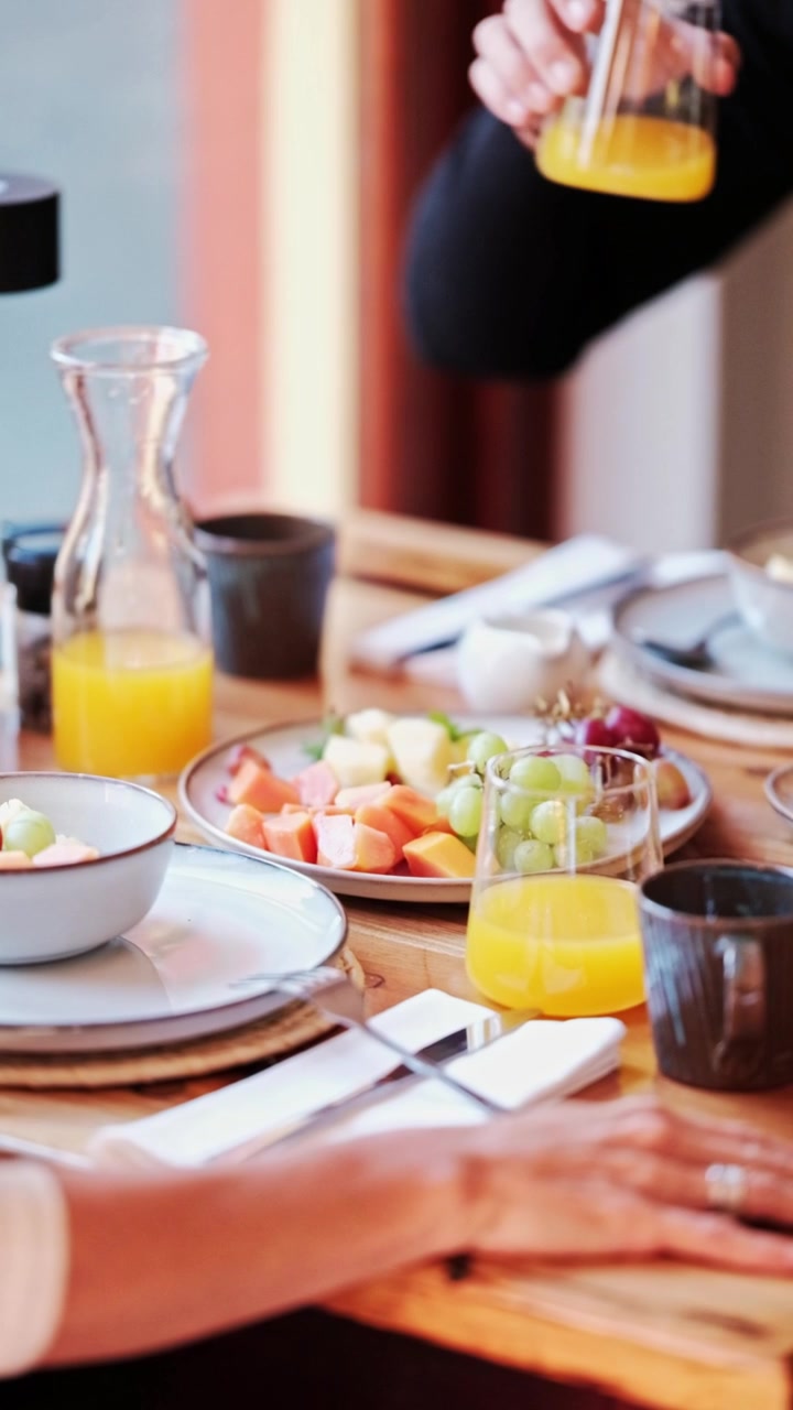 Vertikal optagelse af et par ved et morgenbord