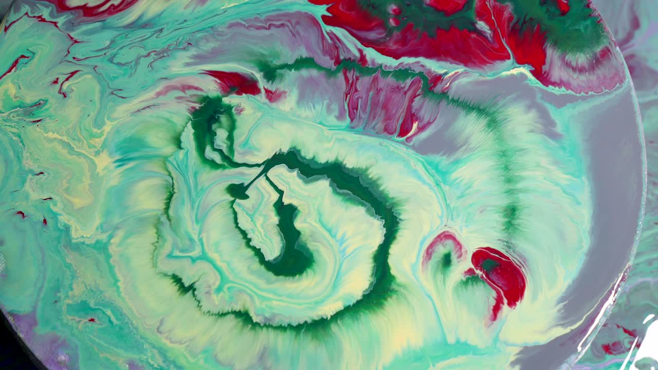 creando una pintura verde en un lienzo redondo