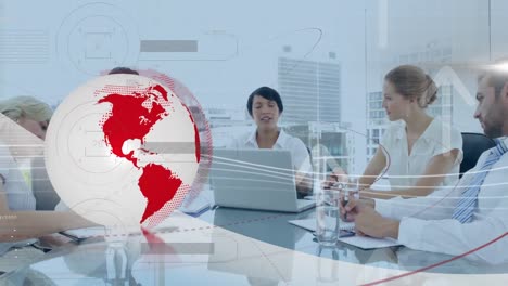 animación de globo giratorio y procesamiento de datos sobre colegas de negocios aplaudiendo en una reunión de oficina