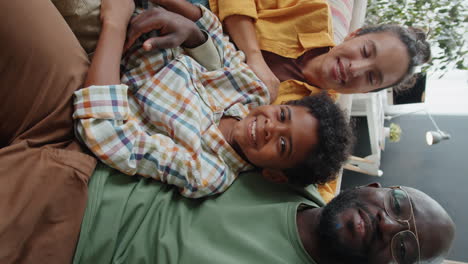 una alegre familia afroamericana hablando por videoconferencia en casa