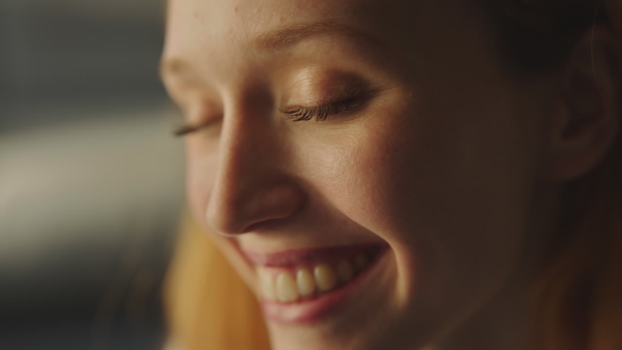 primer plano de una mujer joven sonriendo