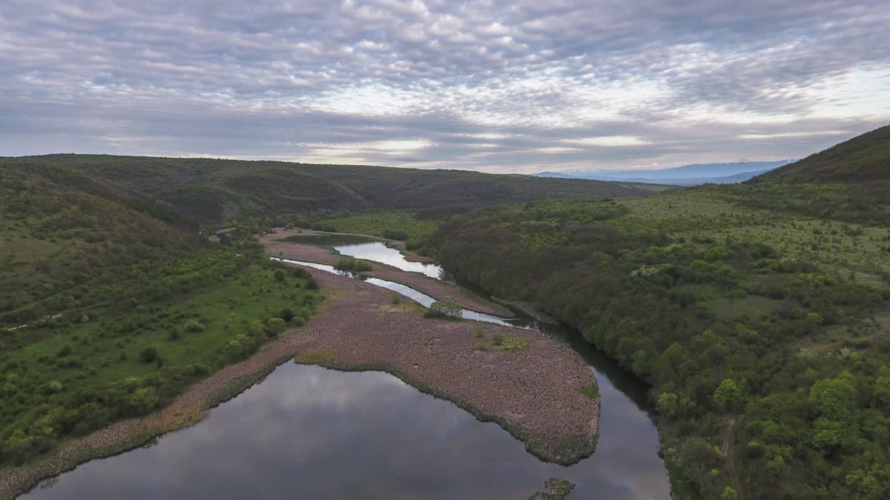imágenes aéreas de time-lapse del reflejo del cielo en bulgaria