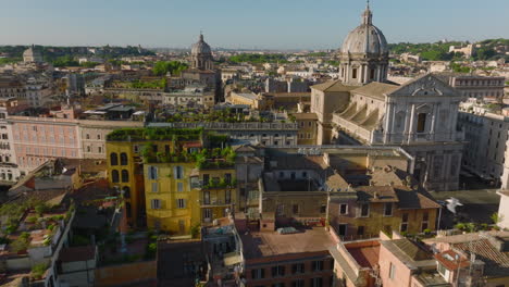 Los-Delanteros-Vuelan-Sobre-Edificios-Antiguos-Con-Plantas-Verdes-En-Las-Terrazas-De-Los-Tejados.-Iglesias-Y-Antiguos-Lugares-De-Interés-Turístico.-Roma,-Italia