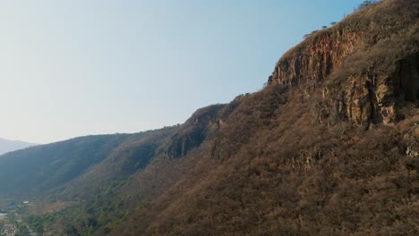 Una-Vista-Pintoresca-De-Las-Montañas-En-Tamazula-De-Gordiano,-Jalisco,-México---Drone-Volando-Hacia-Adelante