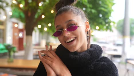 mujer joven sonriendo al aire libre