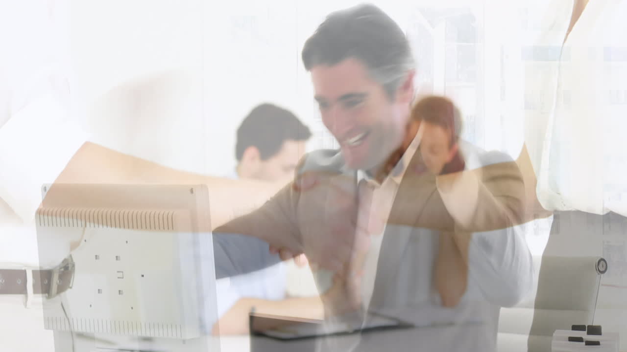 animación del procesamiento de datos financieros sobre personas de negocios que se dan la mano en la reunión