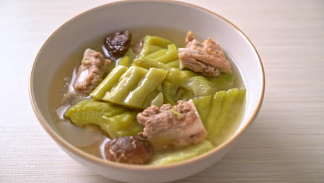 Bitterer-Kürbis-Mit-Schweinerippchensuppe---Asiatischer-Essensstil