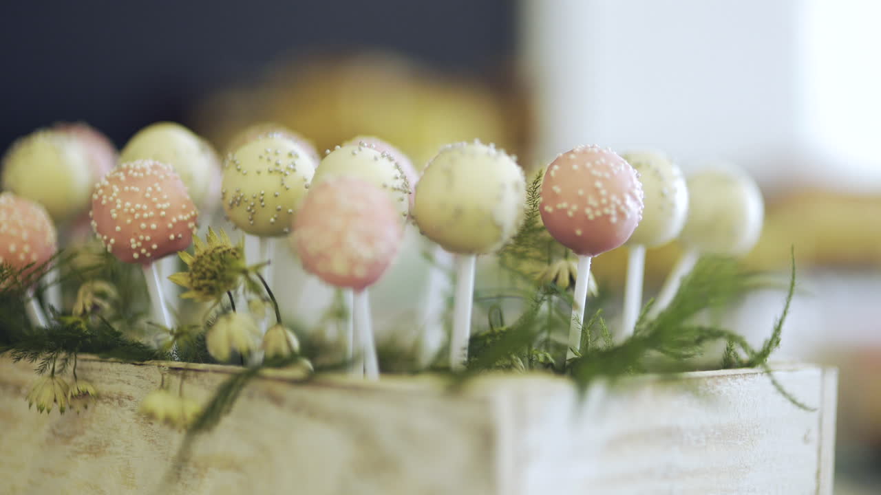 galletas frescas en una mesa dulce en una boda