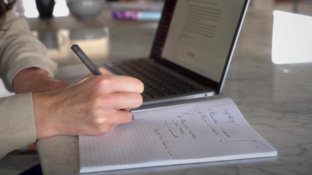 estudiante usando un chatbot en una computadora portátil para hacer la tarea escolar