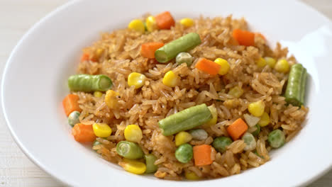 Arroz-Frito-Con-Guisantes,-Zanahoria-Y-Maíz---Estilo-De-Comida-Vegetariana-Y-Saludable