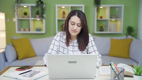 retrato de una mujer empleada por cuenta propia en casa.