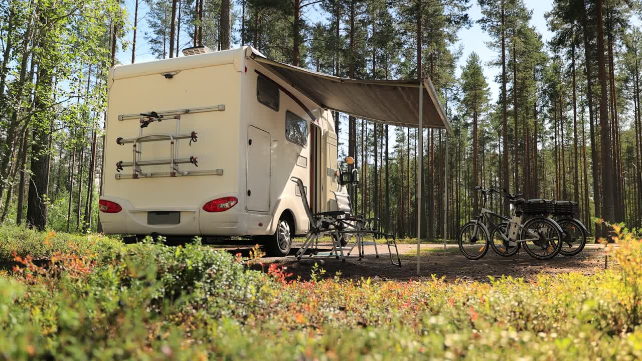 가족 휴가 여행 트럭, 휴가 여행 모터카, 카라반 자동차 휴가.