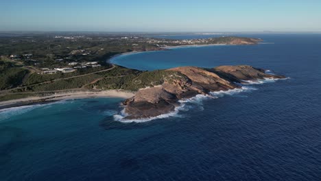 playa del cielo azul y playa del salón en australia occidental a la hora del atardecer