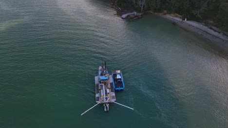 Barco-En-Las-Tranquilas-Aguas-Del-Arroyo-Tallebudgera-Cerca-De-Los-Lugares-De-Pesca-De-La-Costa-De-Oro-En-La-Costa-De-Oro,-Australia