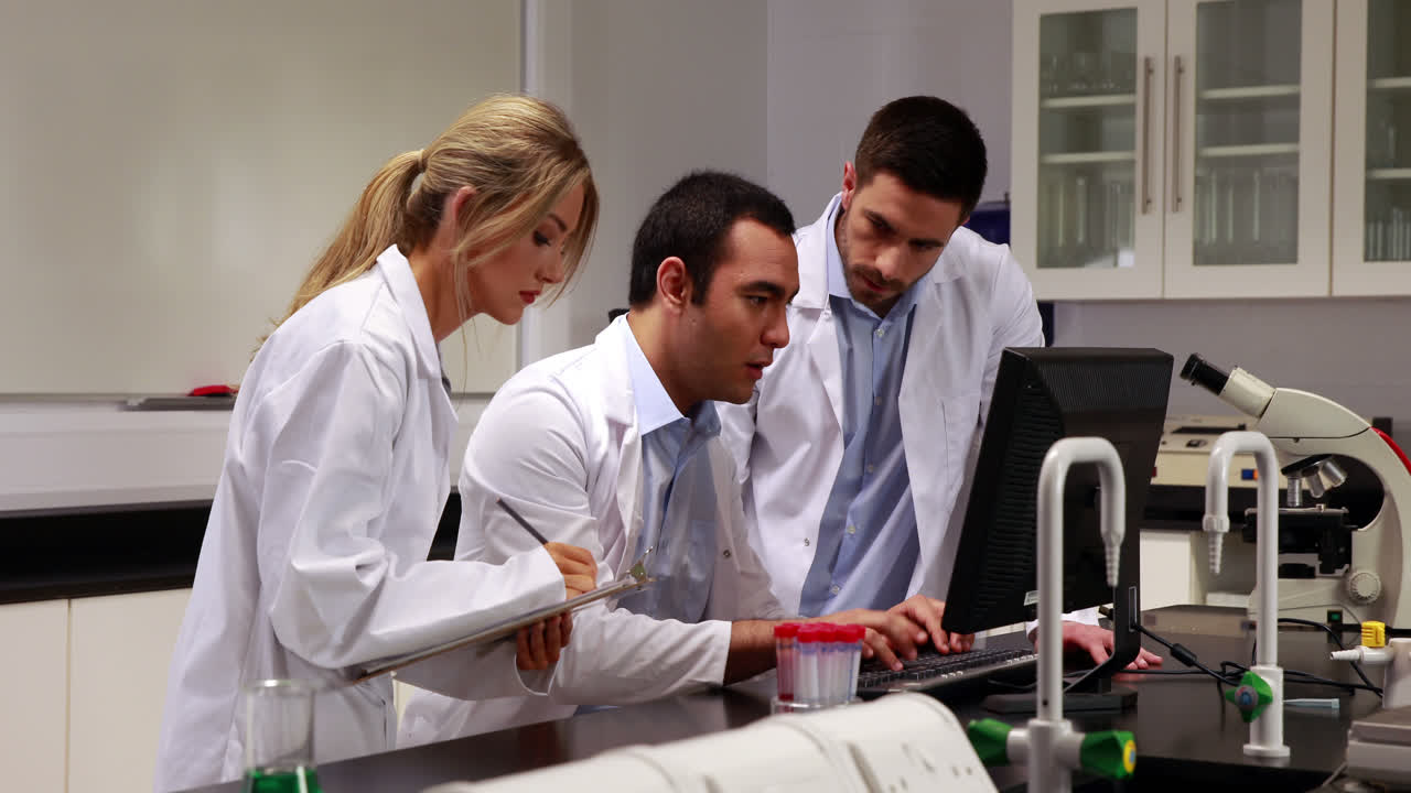 Jóvenes científicos trabajando juntos en el laboratorio.