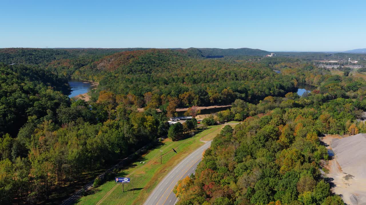 Luftfoto over landevej og skov med snoet flod nær Jones Mill Quarry, Arkansas, USA.