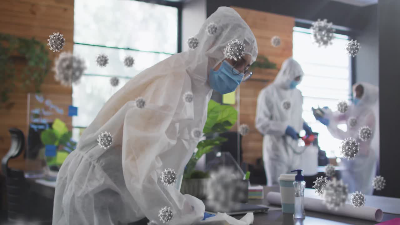 보호복을 입은 노동자 팀에 대한 코로나19 세포의 애니메이션 소독 사무실