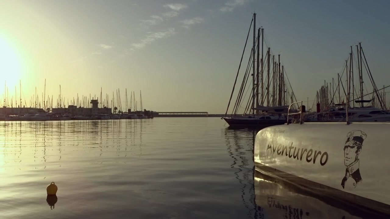 Zeitraffer einer Flotte von Segelbooten, die an einem sonnigen Tag in Alicante, Spanien, in einem Yachthafen liegen.