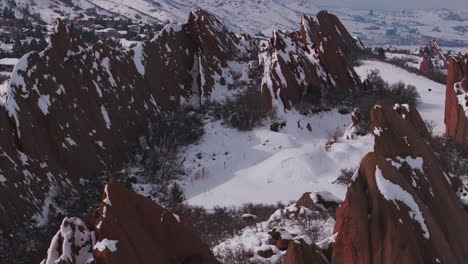 Roxborogh-State-Park-Golfplatz-Luftbild-Drohne-Colorado-Front-Range-Nach-Dem-Winter-Frühling-Tiefer-Pulverschnee-Neuschnee-Auf-Dramatisch-Scharfen-Roten-Felsen-Littleton-Morrison-Südwesten-Denver-Vorwärtsschwenk-Nach-Oben-Enthüllung