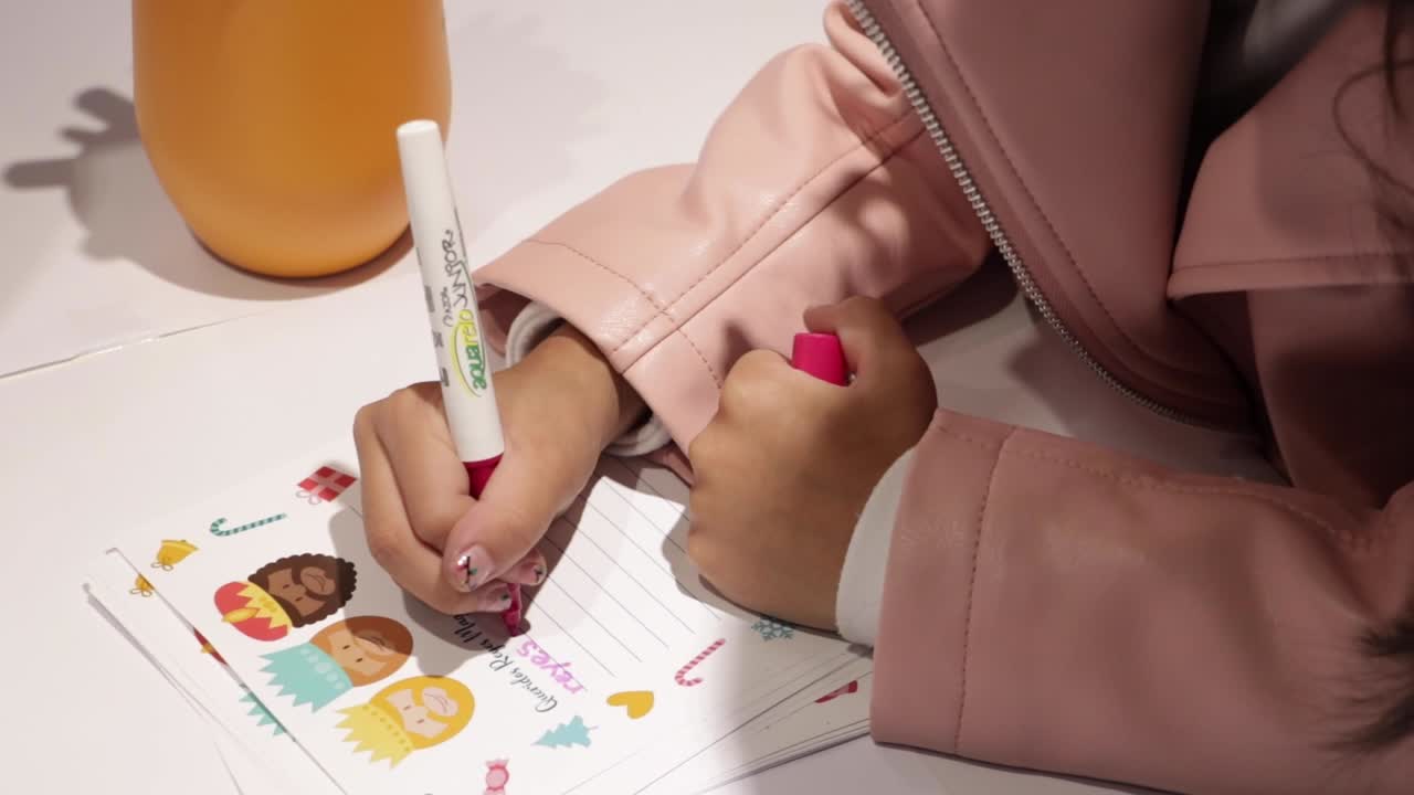 disparo en cámara lenta de una joven completando su carta a los 3 sabios