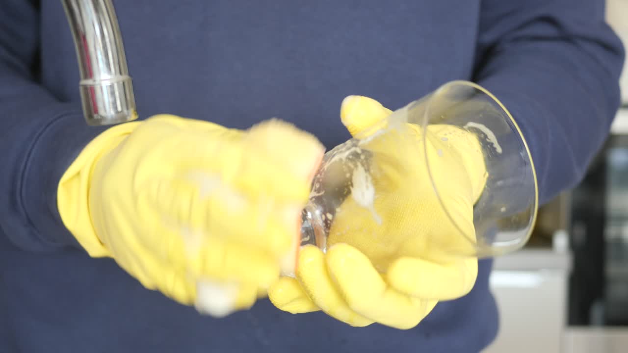 유리잔을 는 것