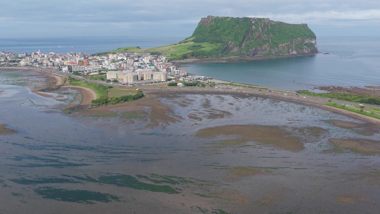 Horizontální záběr s jízdou vpřed nad pobřežím Umutgae poblíž Seongsan Ilchulbong, Východní Jeju, Jižní Korea