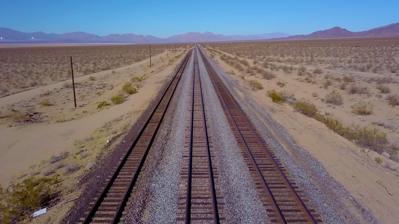 열차 트랙에서 뒤로 물러나