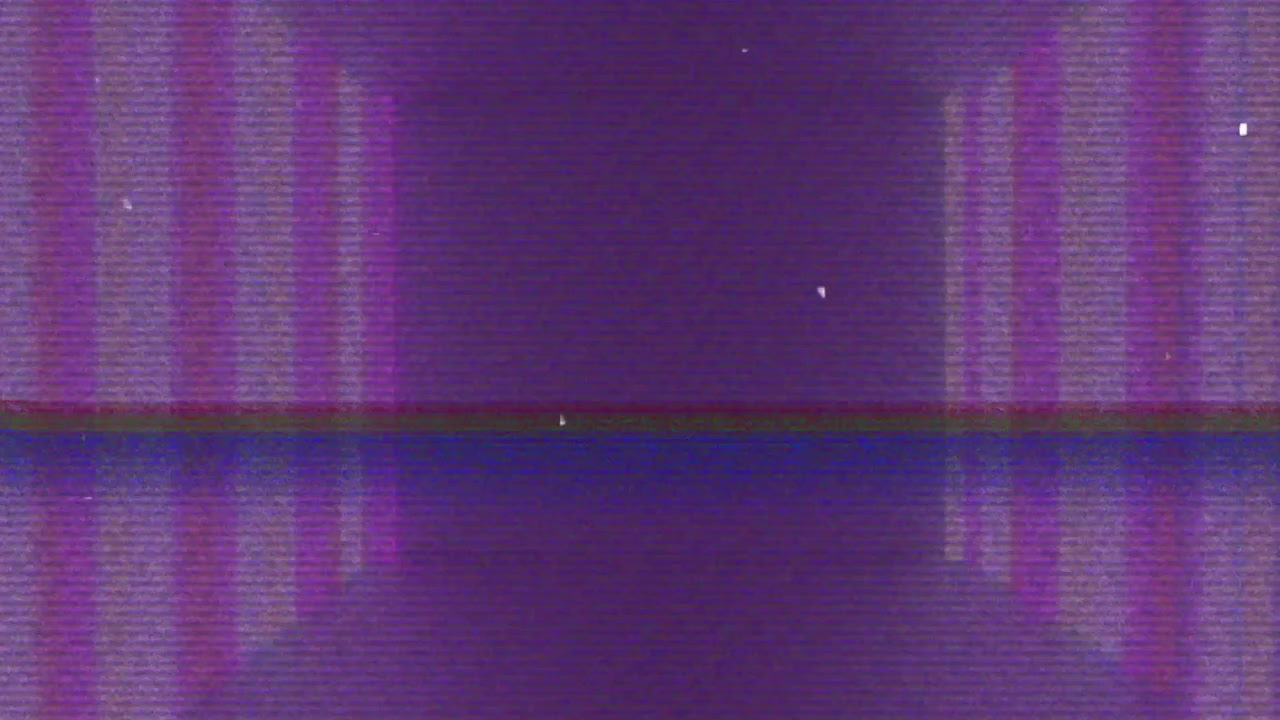 Glitch tremolante che avvia pannelli colorati che si trasformano in un corridoio digitale che si allontana con effetto VHS.