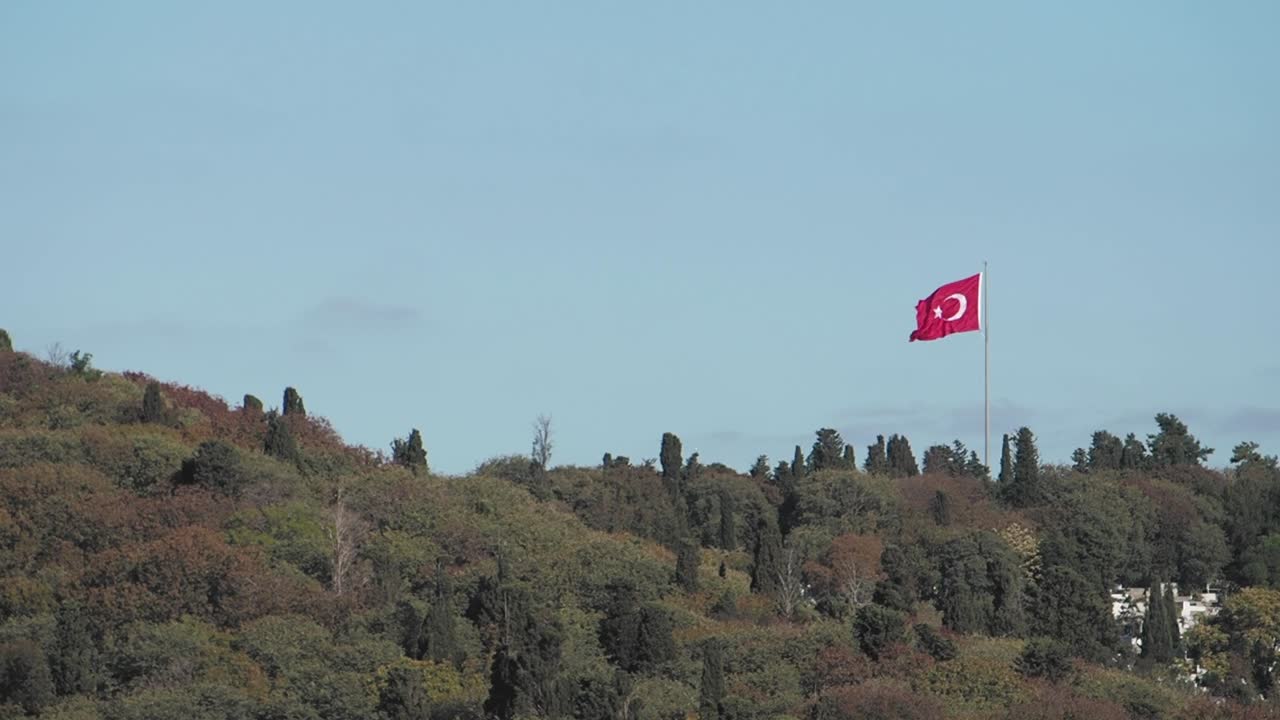 언덕 꼭대기 에 있는 터키 국기