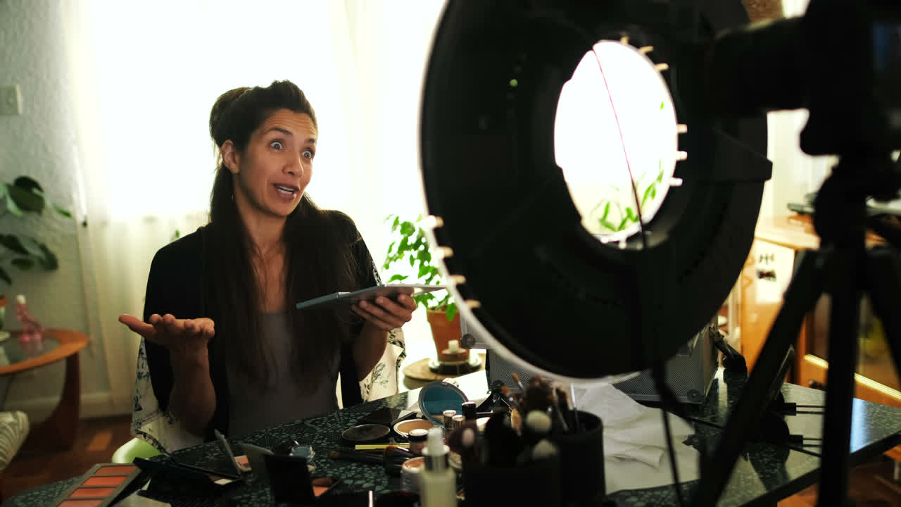 화장품에 대해 대화하는 여성 블로거 4k