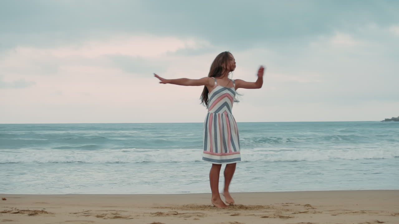 해변에서 휴가를 보내는 행복한 소녀, 해안에서 춤추는 젊은 여성.