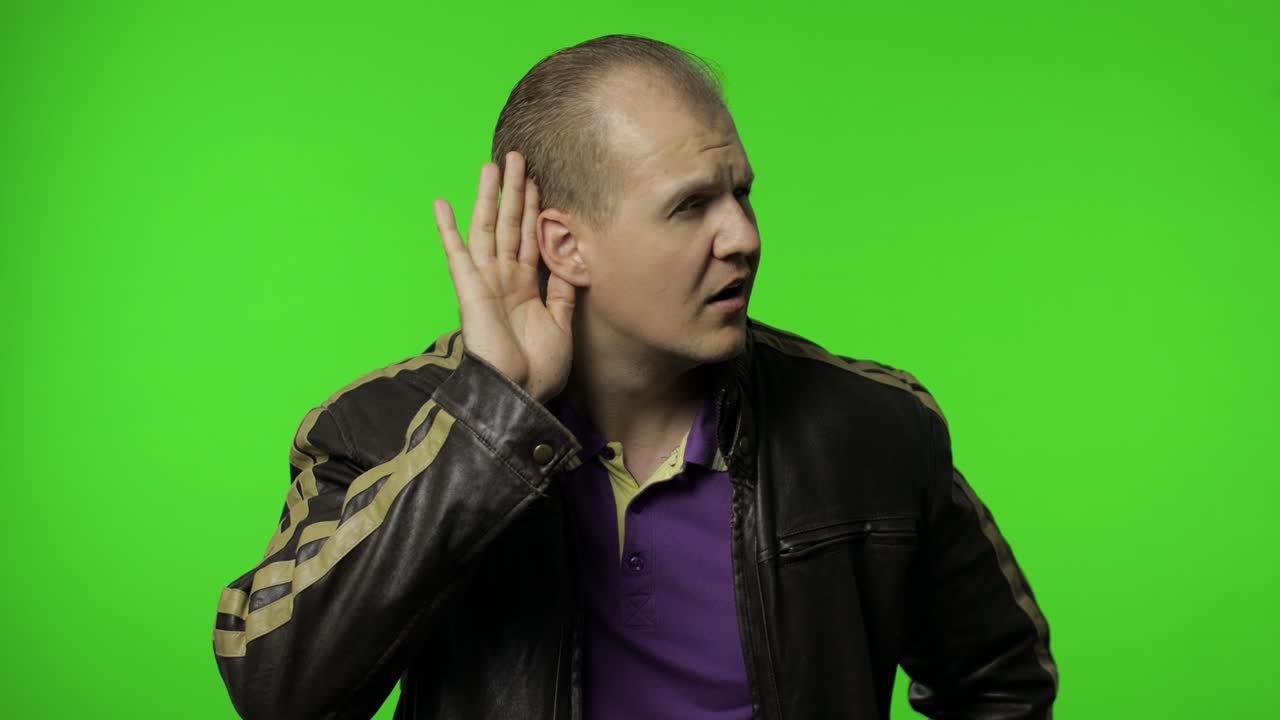 hombre de rock confundido con problemas de audición, pidiendo decir más alto, difícil de escuchar habla tranquila