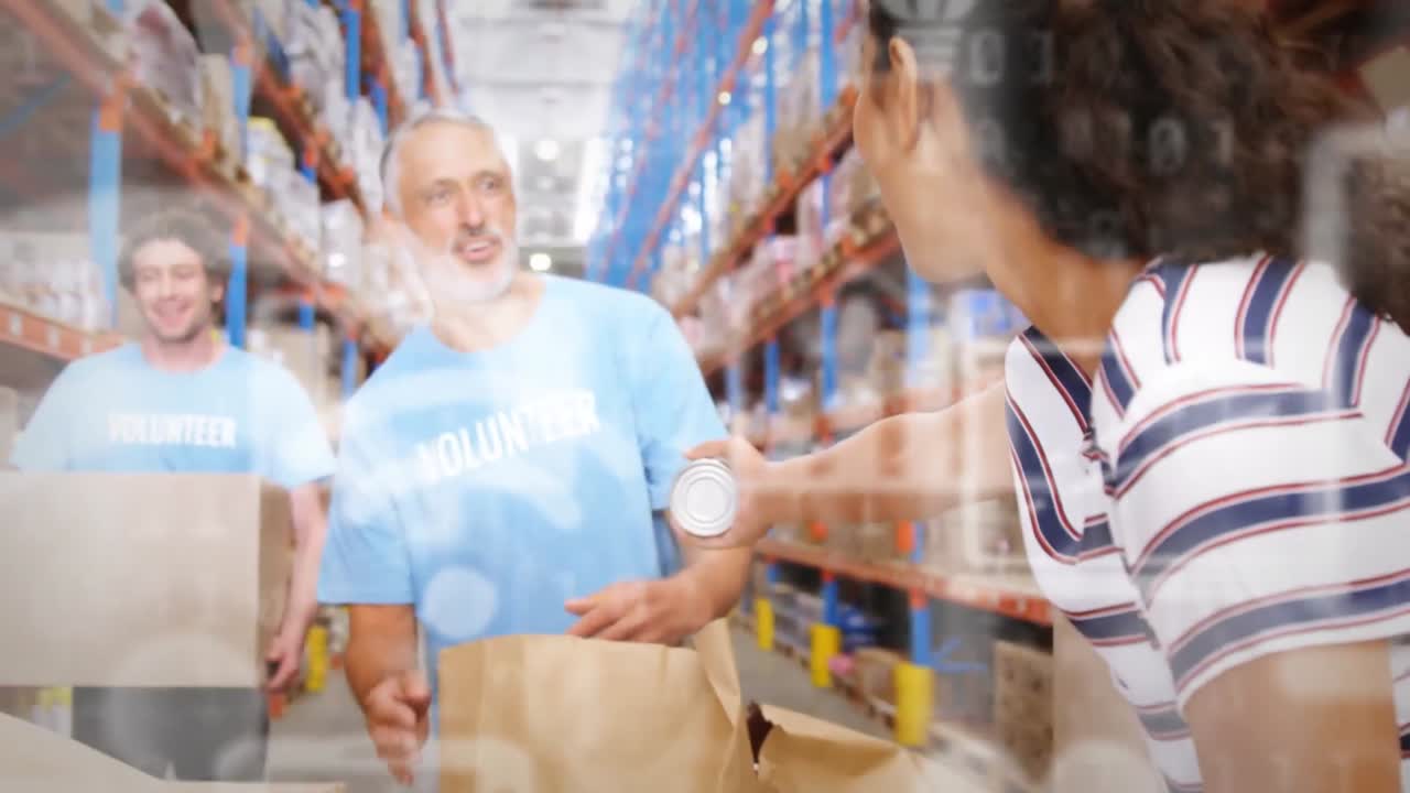 창고에서 일하는 다양한 자원봉사자들에 대한 디지털 아이콘의 애니메이션.