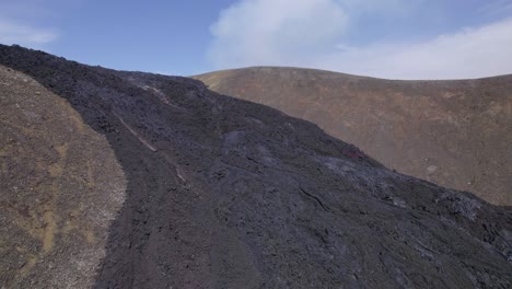 Antenne-Des-Vulkanischen-Lavafeldes-Während-Des-Vulkanausbruchs-Geldingadalir-In-Island---Drohnenrückzug