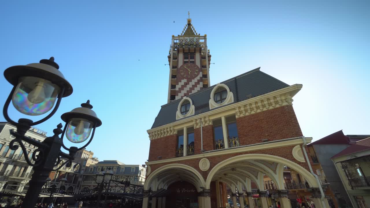 조지아 주 아자라 주 바투미의 아침 파란 시간에 피아자 광장에서 황금 첨탑이 있는 타워.