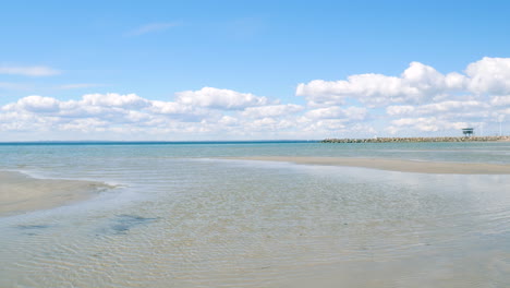 280-Blaues-Wasser-In-Strandnähe