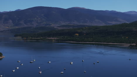 Segelboote-Frühherbstfarben-Gelbe-Espenbäume-Lake-Dillon-Colorado-Luftaufnahmen-Filmische-Drohne-Morgenansicht-Frisco-Breckenridge-Silverthorne-Zehn-Meilen-Reichweite-Ruhe-Reflektierendes-Wasser-Kreis-Rechte-Bewegung