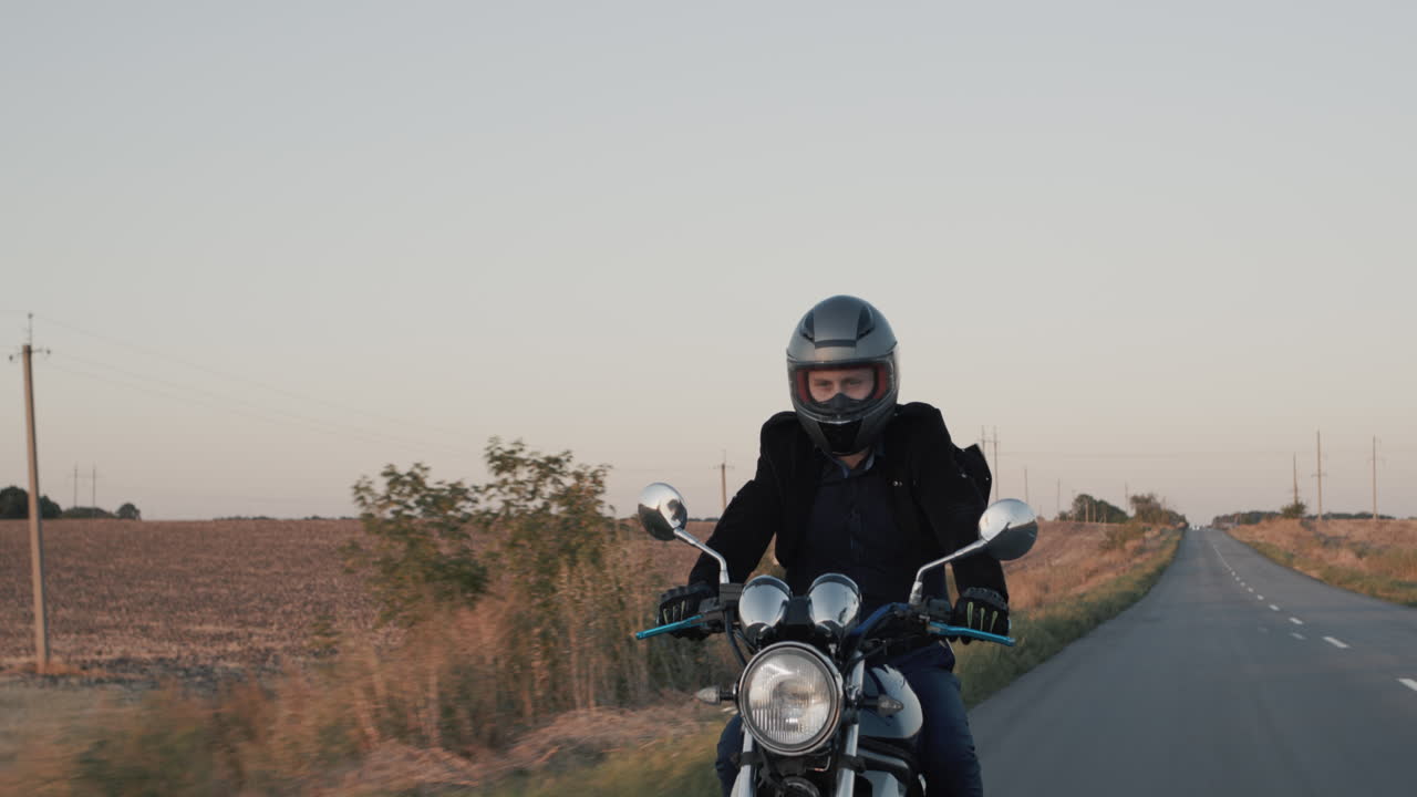 Un uomo d'affari guida una moto
