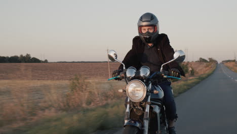 empresário anda de moto