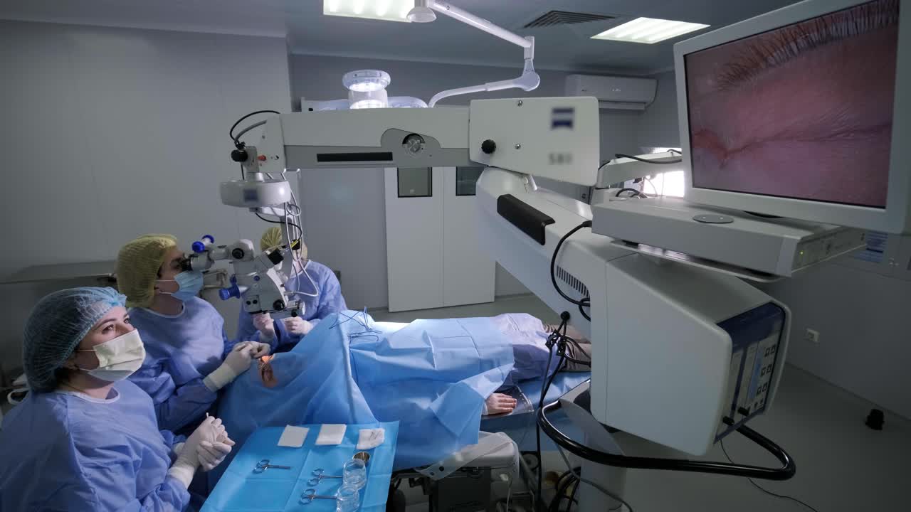 blefaroplastia cirugía plástica operación de rejuvenecimiento, modificación de la región del ojo