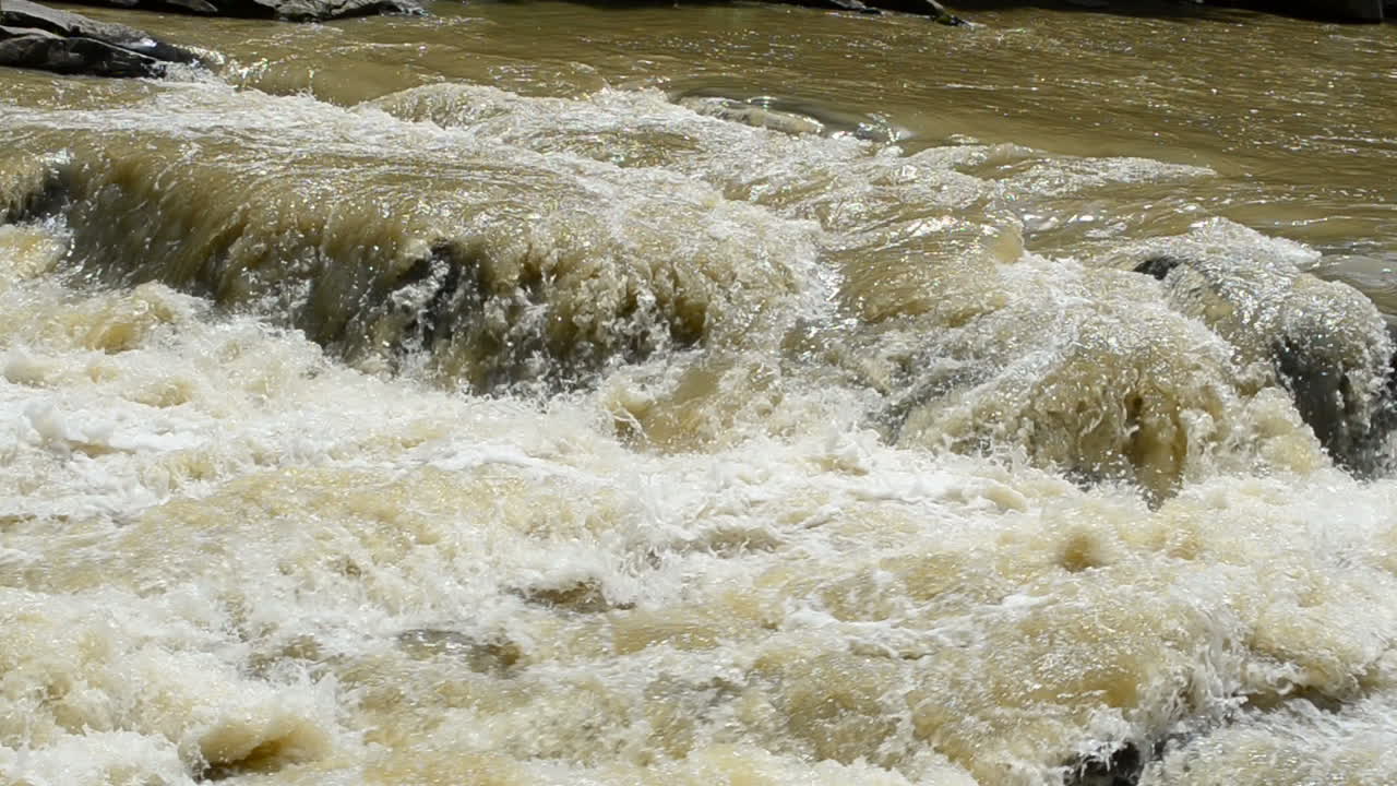 Wasserfälle und Gebirgsfluss. Aufnahmen im Berggebiet.