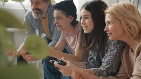 familia jugando a videojuegos